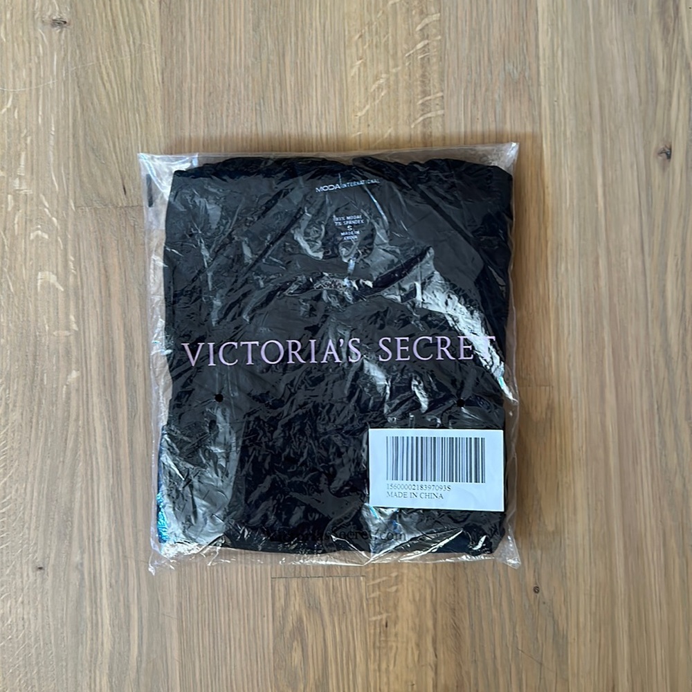 Victoria’s Secret/mods women’s small triangle top, black